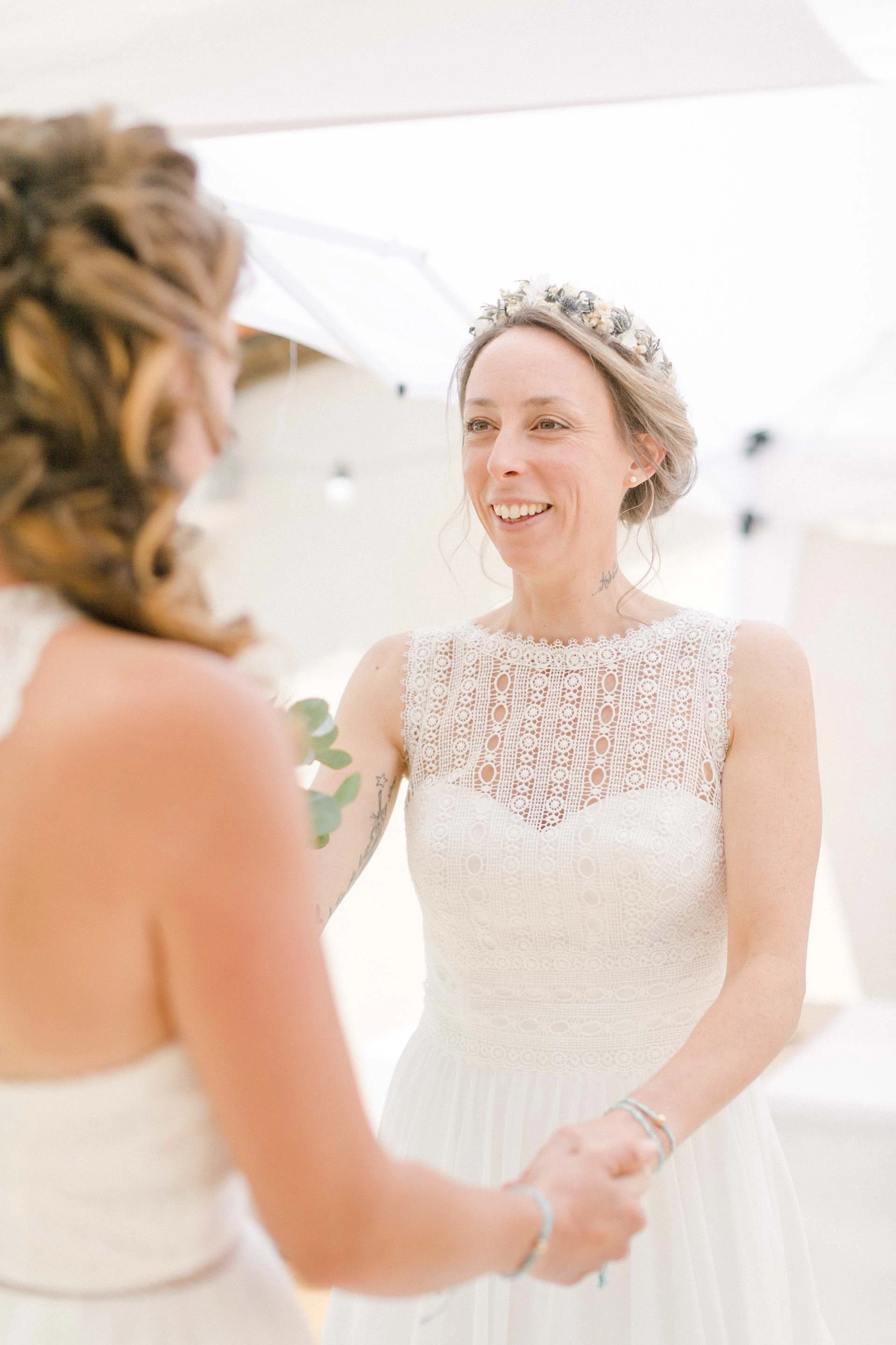 sourire bonheur robe marron gris